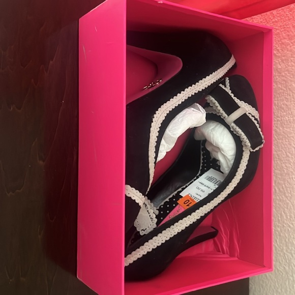 Like new Betsey Johnson “Reese” Heels - Picture 6 of 7